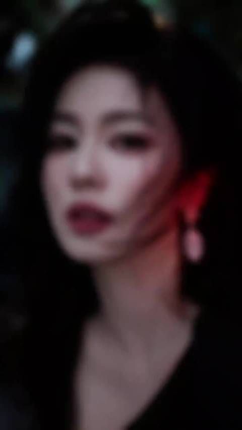 白鹿亮相尖叫之夜,单肩黑裙展港风魅力