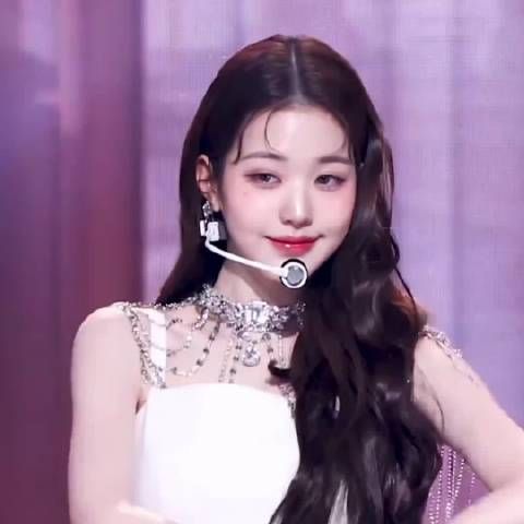 五代女团颜值代表PK:张元英天鹅颈、柳智敏冷艳、申有娜甜颜、赵美延生图能打