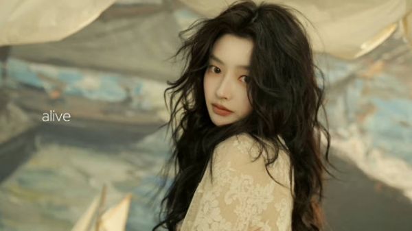 徐若晗蕾丝裙卷发造型释出，桂花香引热议