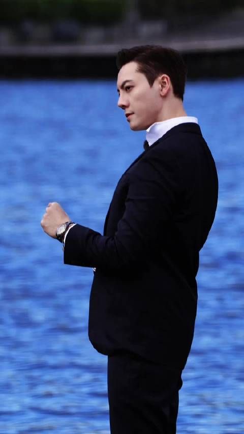 意大利湖边录制现在就出发路透, 背头穿西装太帅了