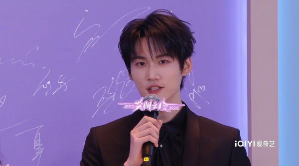 周柯宇赵晴亮相采访全程 周柯宇黑色西装好帅 ​​​​！