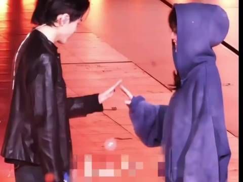 白鹿曾舜晞彩排十指相扣合唱唯一，临江仙戏外互动甜齁