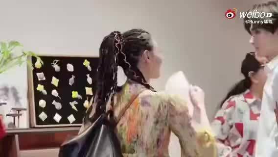 余宇涵节目中遇私人提问慌乱拿葫芦救场