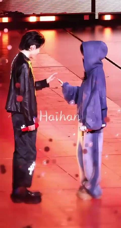 白鹿曾舜晞彩排合唱十指相扣