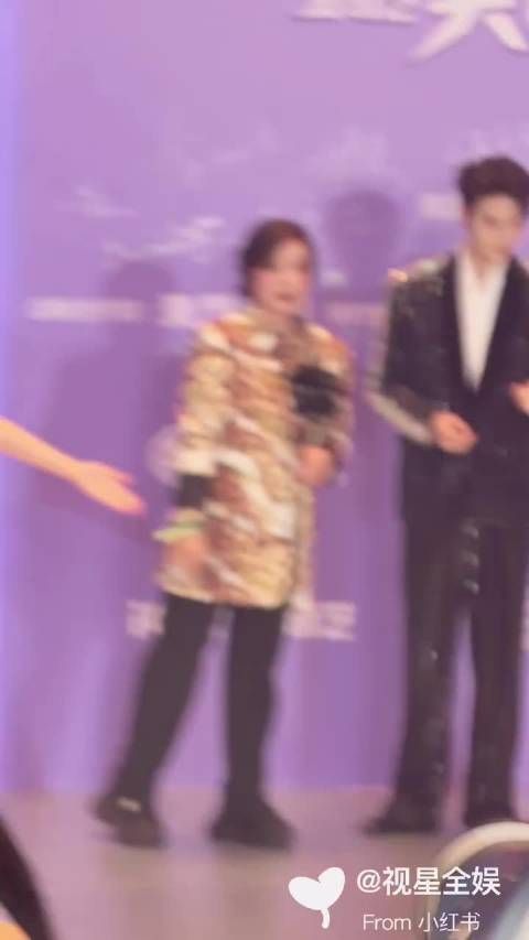 刘晓庆柯淳尖叫之夜红毯,我们庆奶特别开心甩小手