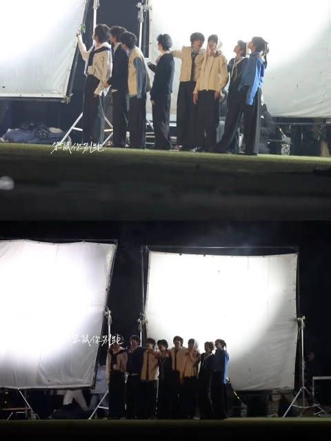 TF四代成员左奇函等八人拍摄烟花路透