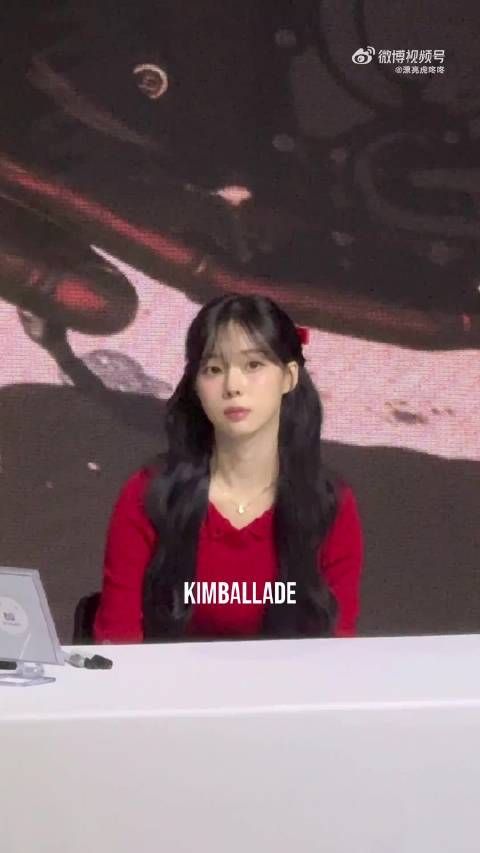 田柾国 金冬天恋情曝光后首次亮相 红色衣服红色蝴蝶结好像新娘 可爱捏