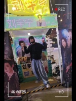 刘宇宁活动现场主动要求拍摄粉丝展板，高喊给我个镜头