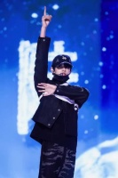 张极这手指…斯哈 看这个动作应该是收到 快乐邀请 那首歌