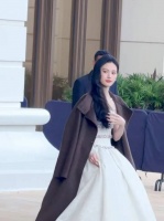 沈羽洁尖叫之夜出妆啦，白色抹胸长裙好美，今天是迪士尼在逃公主！