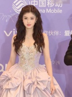 吾家有女初长成！@演员艾米 走上红毯啦！艾米