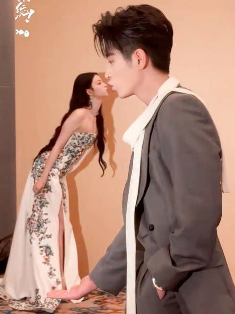 握草哈哈哈哈哈哈成何体统你们在后台拍啥呢这是！