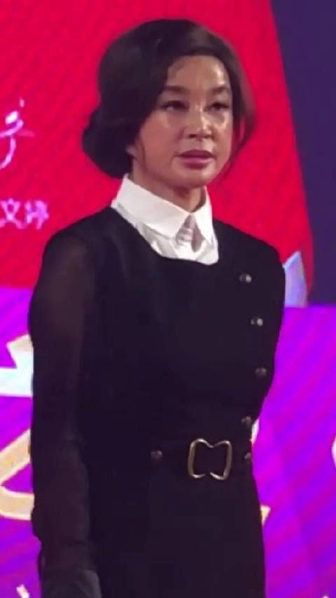 刘晓庆舞台妆容引热议，黑裙难掩面部反光