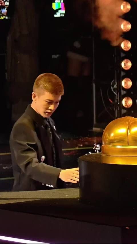 2025爱奇艺尖叫之夜年度瞩目演员任嘉伦