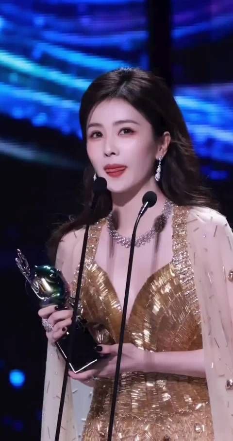 “金色便是希望” 恭喜白鹿成为爱奇艺尖叫女演员!