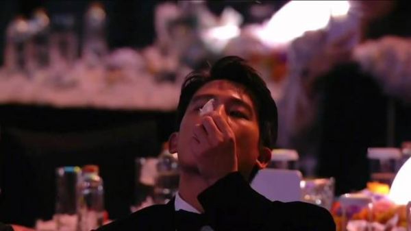 欧豪名利场吹羽毛展童心