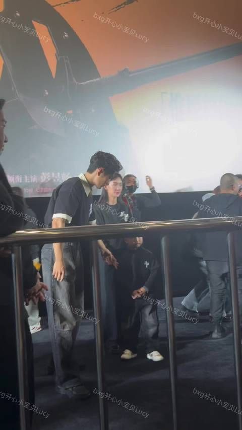 合影的时候战哥就在我前面嘿嘿~大合照发出来了谁滴滴我一下