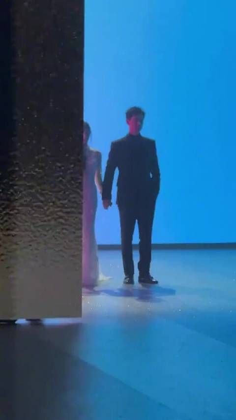 李现李一桐同框亮相，西装白裙氛围感十足