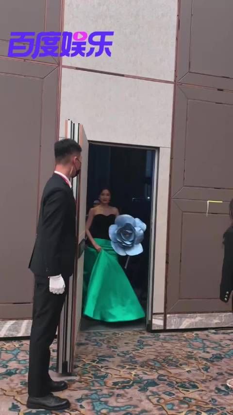 郭京飞秦岚红毯互怼,后台调侃换牛仔裤