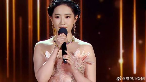 当刘亦菲穿上抹胸裙,浑身肉肉显得珠圆玉润