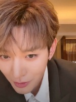 邓为直播西装革履下身短裤引热议