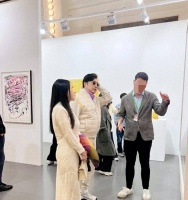 王岳伦带女伴看画展！同款米白色服装，离婚后活得这么潇洒