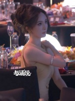 背光丝毫不影响杨幂的美貌，五官好立体～ 坐着背挺得好端正，好美！ cr.