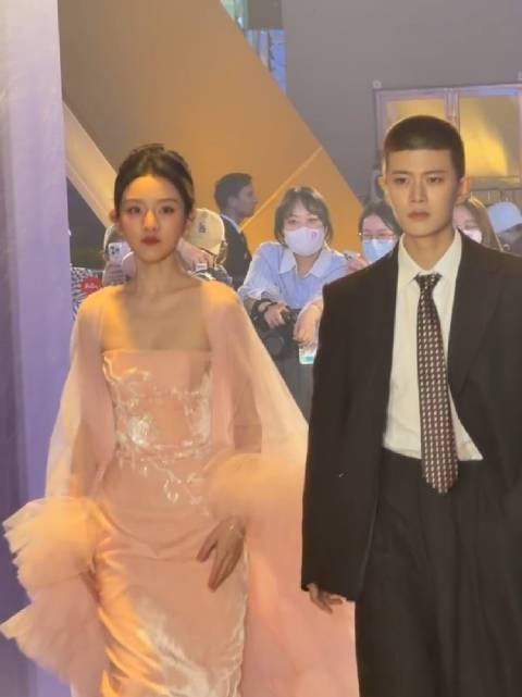 我擦右边这个大姐是..