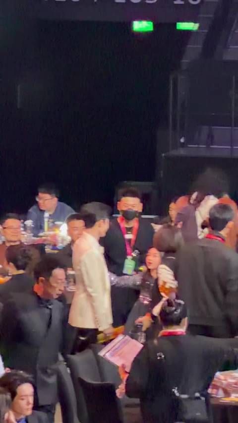 檀健次和小酒窝打招呼合照了!