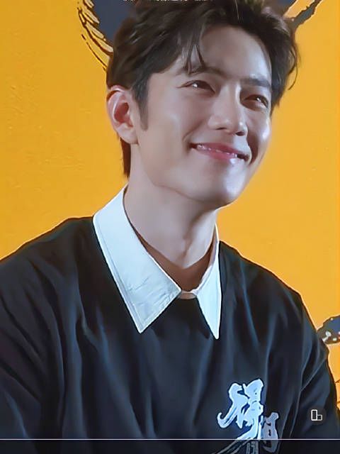 原来这个开心的笑容是因为爸妈坐在台下呢 默默守护者儿子,真好