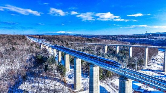 11月28日,沈佳高铁沈白段一列复兴号动车组列车穿过林海雪原。(陈明 摄)
