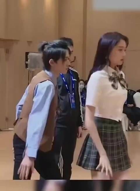 关晓彤真的是平底鞋，尽力藏高了，这个身材谁不羡慕