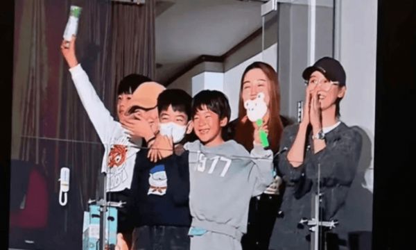 陈妍希谢楠两家人一起开心互动,情意真挚。