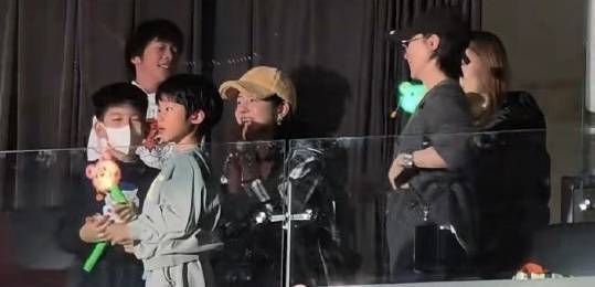 陈妍希谢楠认真看演唱会中。