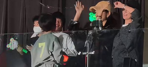 陈妍希谢楠与大家打招呼。