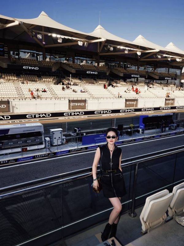 刘亦菲在轰鸣和速度里感受F1阿布扎比大奖赛收官战的高燃时刻。