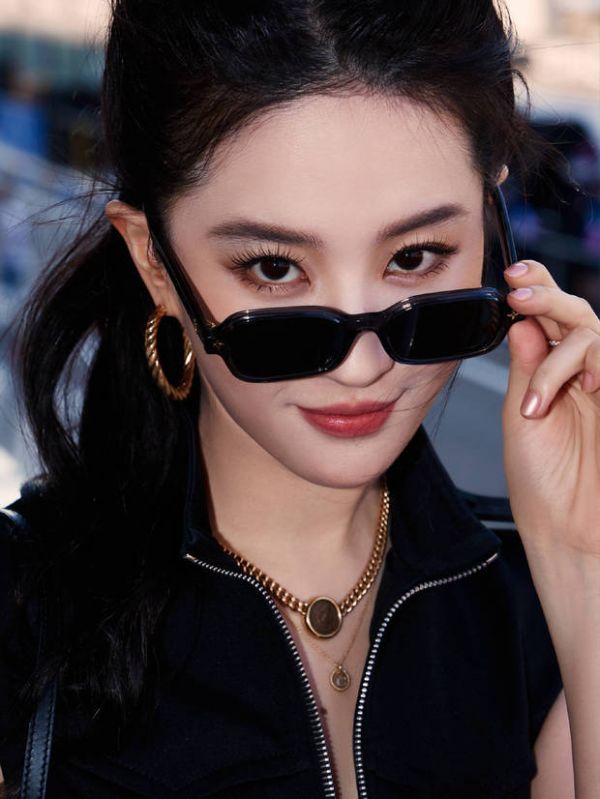 刘亦菲的眼神超A,嘴角勾勒出一抹笑容,显得十分俏皮邪魅。