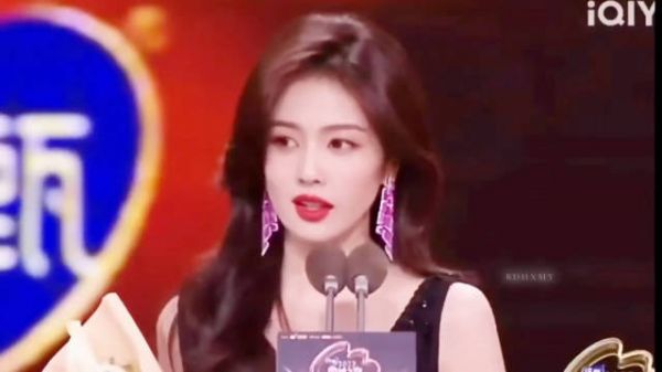 白鹿时隔8年重返星光大赏，从青涩新人到扛剧小花