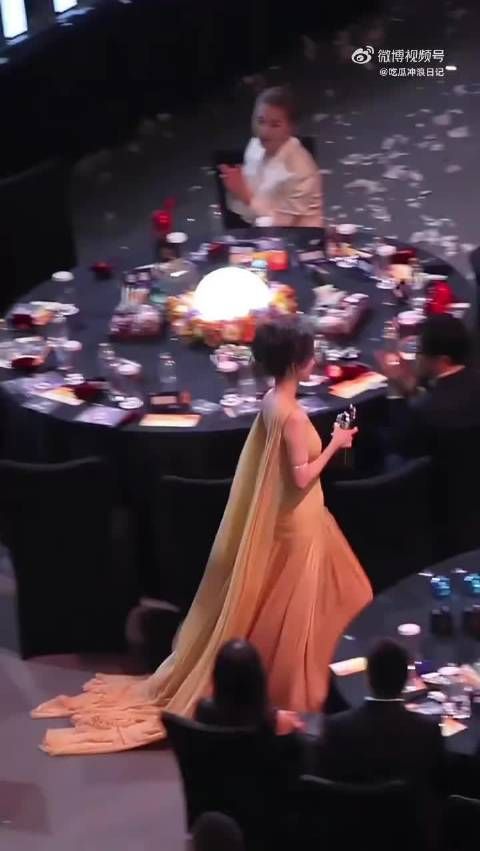 迟蓬提醒杨幂裙子罩住于和伟