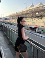 刘亦菲亮相 F1 阿布扎比大奖赛，全黑造型化身时髦飒女郎