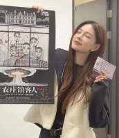 沈梦辰去看何炅的新话剧，黄磊主动握手，老朋友相聚格外开心