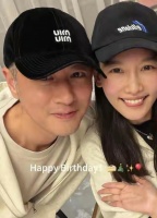 任重和老婆拉手晒幸福，孙骁骁素颜很显嫩，2岁女儿在用粉色餐椅