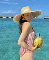 夏露去海岛度假，戴草帽甜笑像女明星，马龙陪两个儿子潜水好有爱