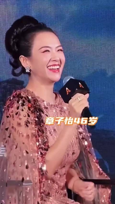 章子怡粉色长裙亮相引争议，孙俪黑色礼服获赞