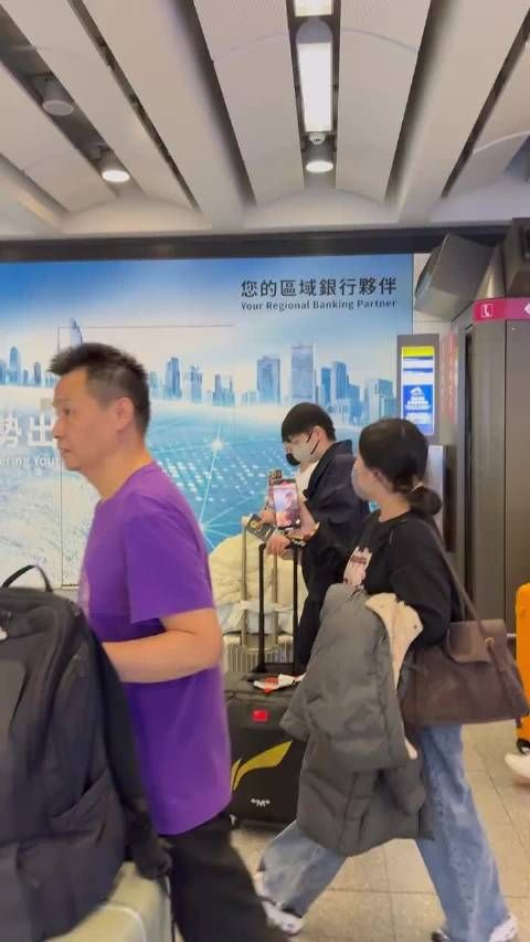 看到大家打的莎莎平安抵达香港了，小莎这套衣服我真喜欢，一去看店铺下架了