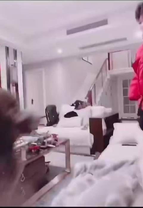 笑死我了皮皮咋比座机都大