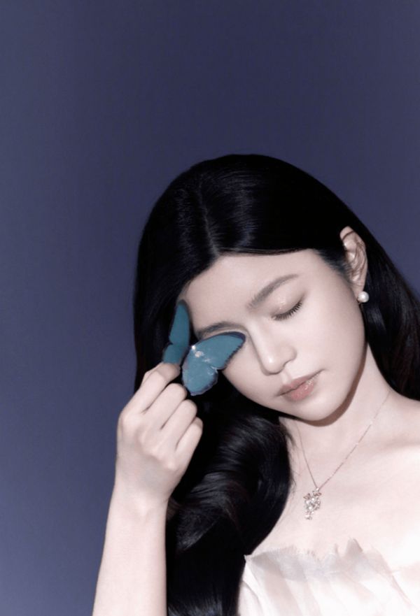 陈妍希闭着双眼,表情放松。