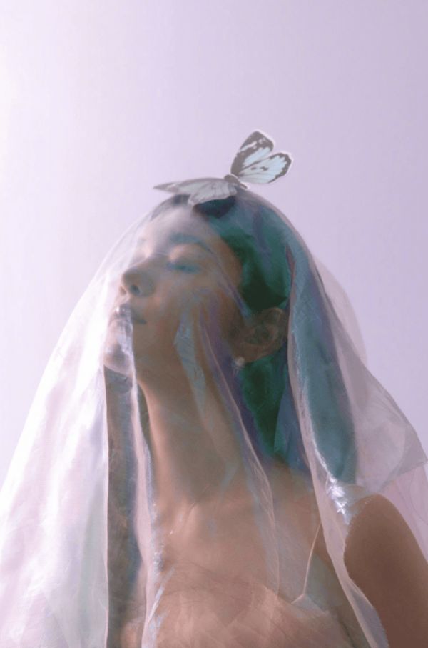 陈妍希戴渐变头纱,朦胧光影中仙气飘飘。