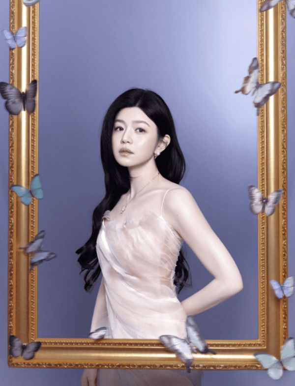陈妍希侧身倚靠在金色相框旁,身着粉色纱裙,身姿曼妙。