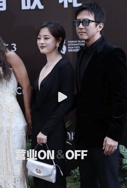 搜狐娱乐讯 8日,众星现身阿凡达3首映礼。图中,孙俪邓超all black穿搭,合体亮相首映礼。